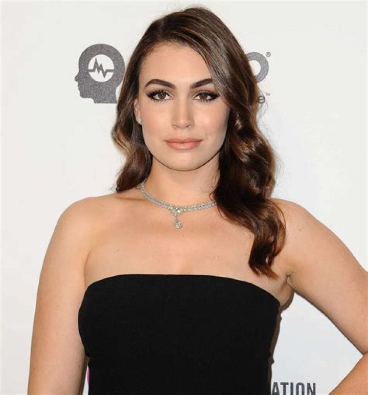 How tall is Sophie Simmons