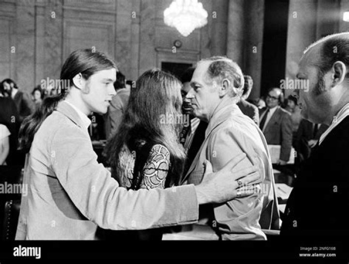 The Tragic Demise Of Howard Hunt's Wife